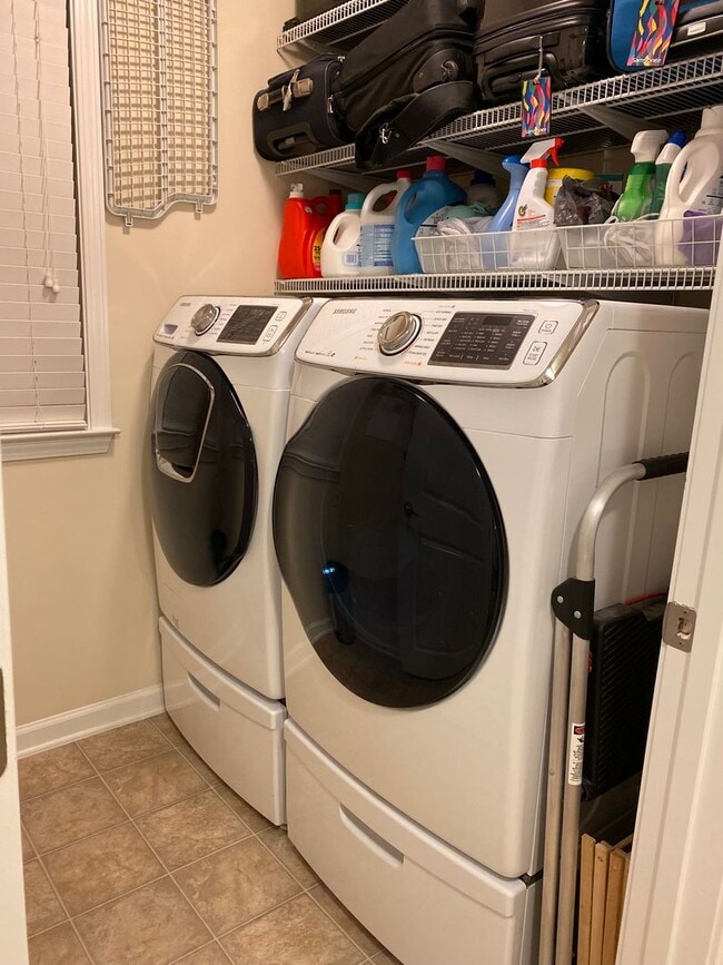 Building Photo - Beautiful 3 Bedroom, 2.5 bath with 2 Car Garage in Thompson Ridge!