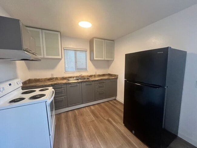 Building Photo - 430 E 8th St