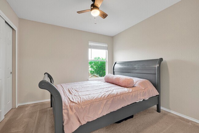 Building Photo - Charming 3 Bed 2.5 Bath Home in Woodlake Meadows Community