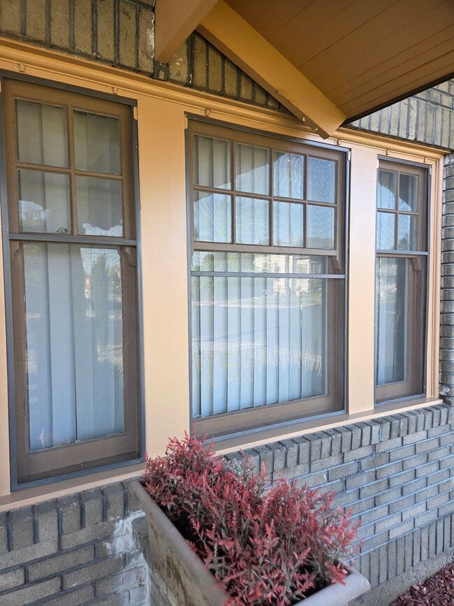 Building Photo - Two bedroom Charmer