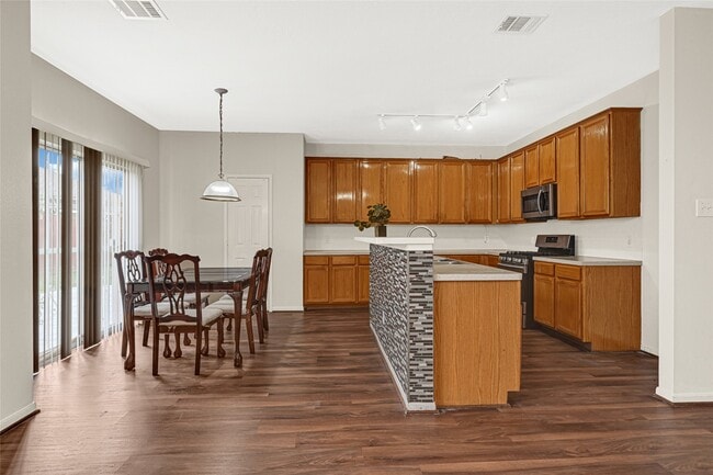 Building Photo - 9340 Royal Way