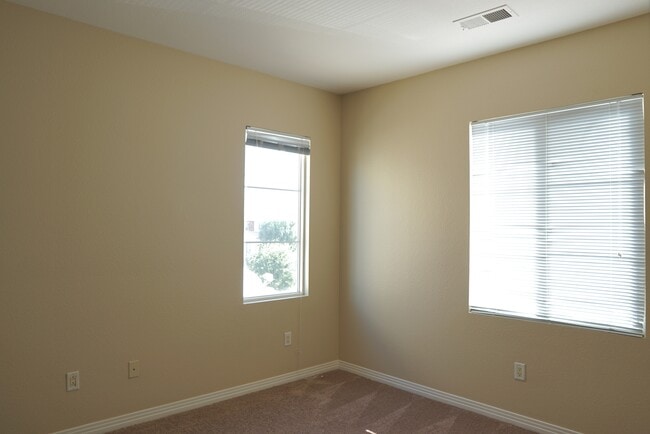 Building Photo - 35579 Domani Dr