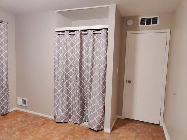 Building Photo - 6195 Highview