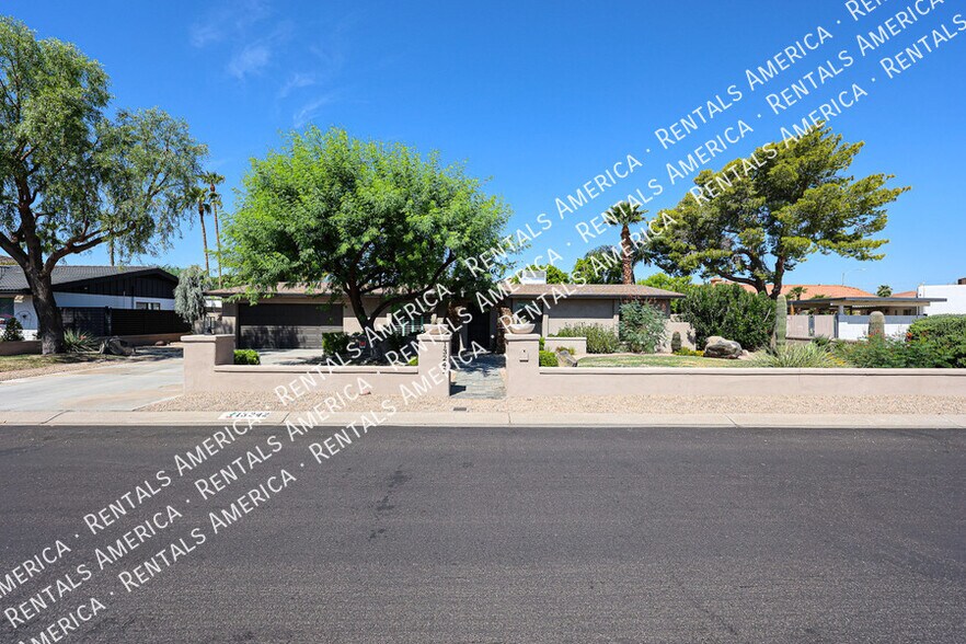 Building Photo - 13242 N 11th Ave
