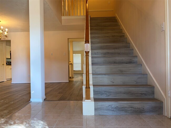 Building Photo - 215 W New Meadows Dr