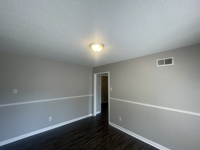 Building Photo - $500 OFF FIRST MONTH'S RENT!