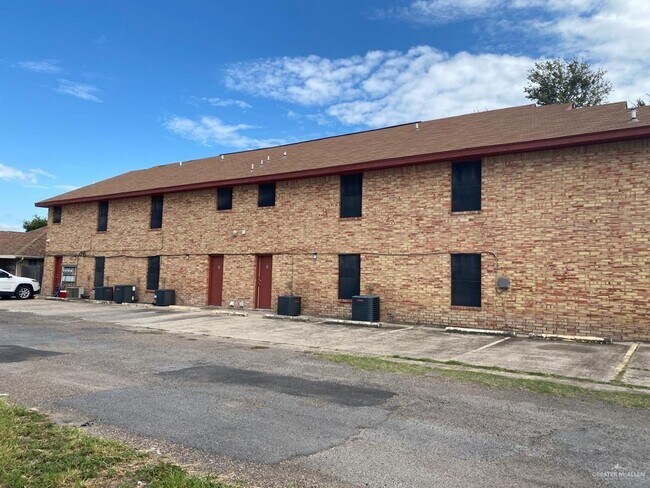 Building Photo - 15 Tulip Ave