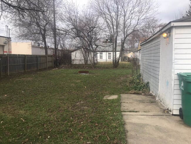 Building Photo - 3 bedroom Bungalow for lease in Eastpointe...