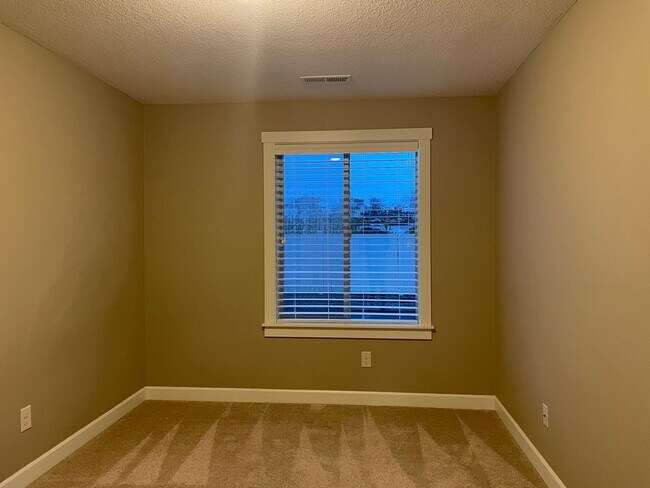 Building Photo - NEWER LUXURY Style Townhouse with a gorgeo...