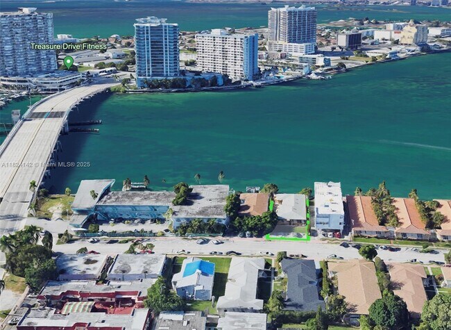 Building Photo - 2130 Bay Dr