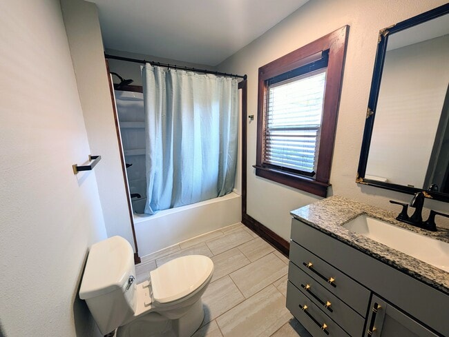 Building Photo - 307 5th Ave E