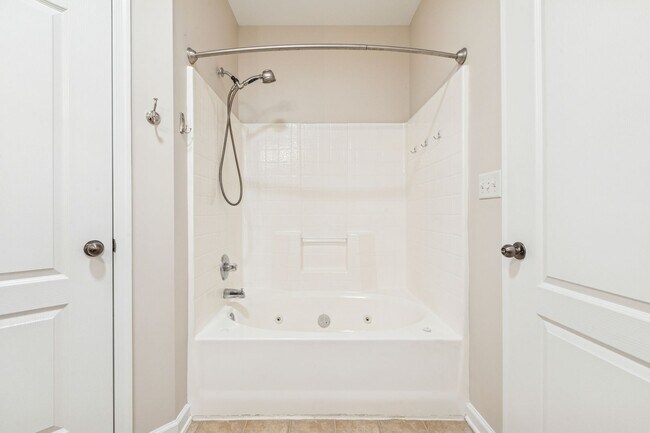 Building Photo - Riverside  Condo-RARE-Ready Now