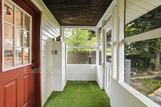 Building Photo - 208 N Mary St