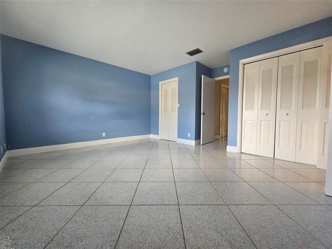 Building Photo - 633 Deer Crk Lk Pt S Ln