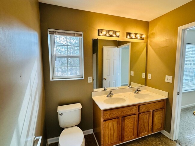 Building Photo - Three Bedroom Townhome Close to Everything