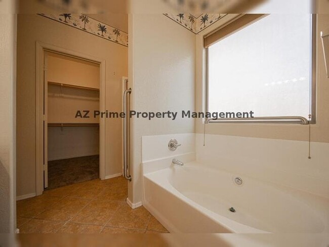 Building Photo - 2419 W Darrow St