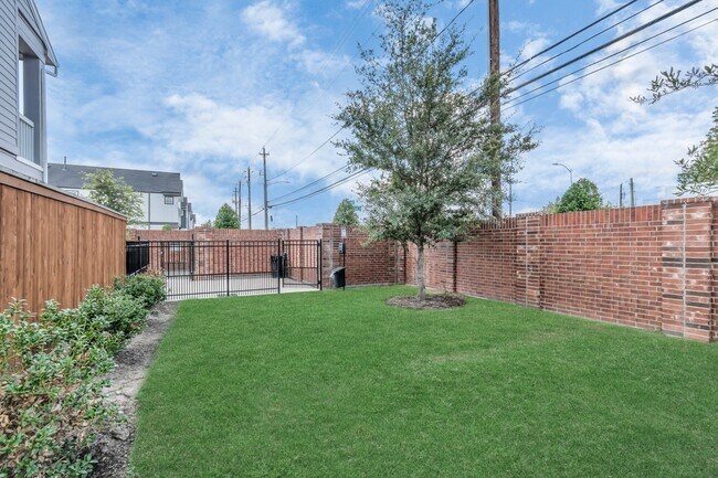 Building Photo - 731 Strawberry Pines Ct