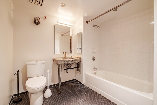 Building Photo - 461 2nd St