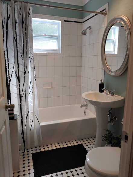 Building Photo - 1605 N Osceola Ave