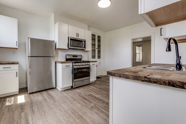 Building Photo - AVAILABLE NOW - Beautifully RENOVATED 3 Bedroom Home w/ TONS of Natural Light!