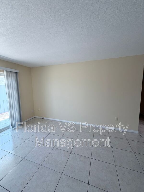 Building Photo - 925 W Oak Ridge Rd