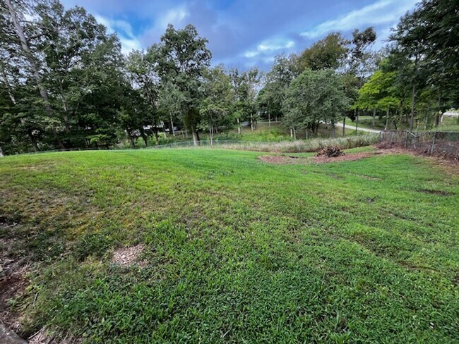Building Photo - Updated 3 bed 2 bath house with yard and b...