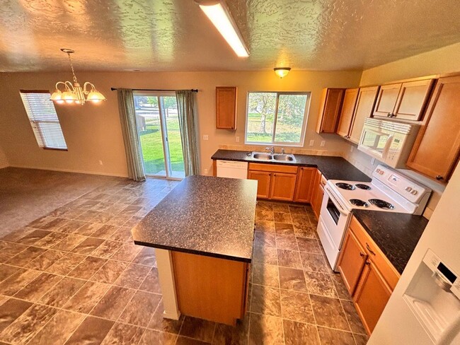 Building Photo - Ready for Move In - Cedar Creek Spacious L...
