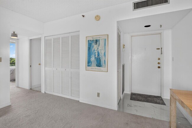 Building Photo - 6895 Willow Wood Dr