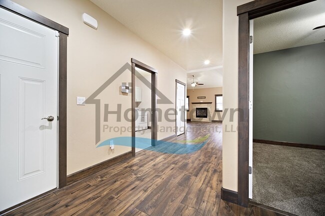 Building Photo - 3 Bedroom 2 Bathroom Home with Attached 3 Car Garage Available in Coeur d'Alene!