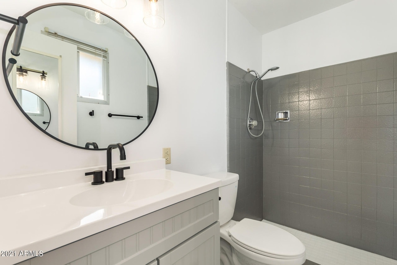 Building Photo - 3106 S Los Feliz Dr