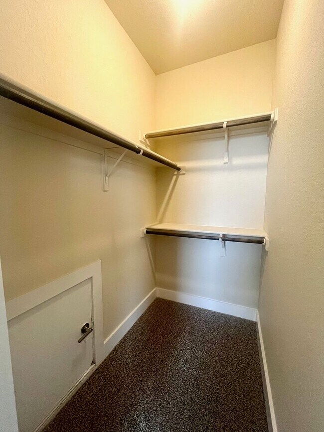 Building Photo - Fabulous Townhome Located minutes to Gruene and Downtown New Braunfels!