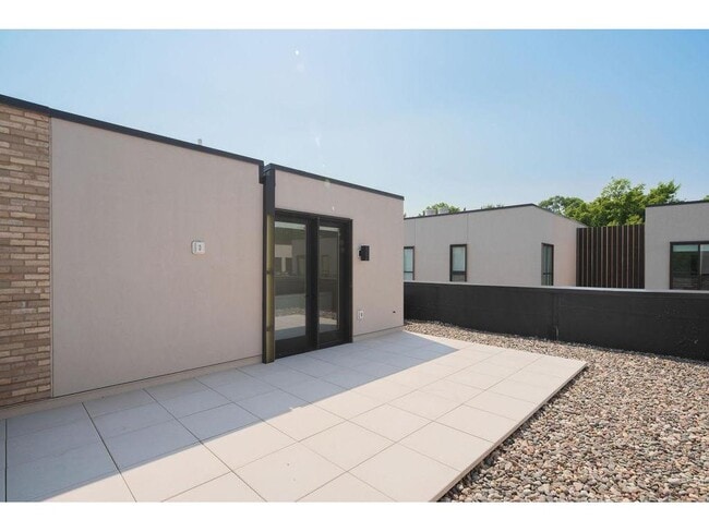 Building Photo - 122 West Dr