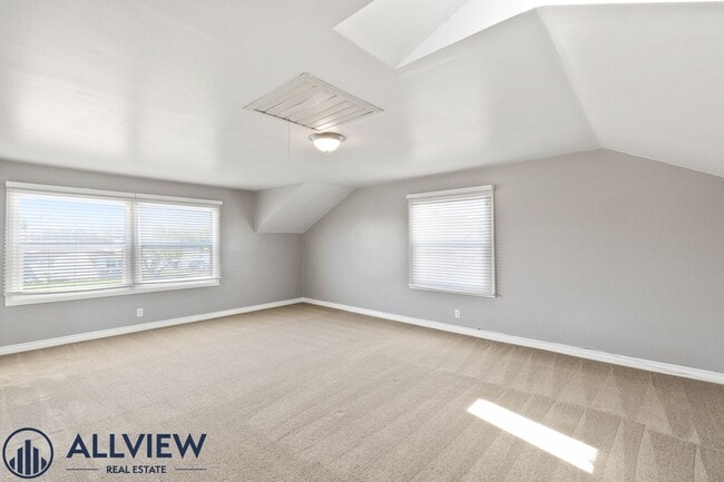 Building Photo - Upgraded 4 Bedroom, 3 Bathroom Home Available
