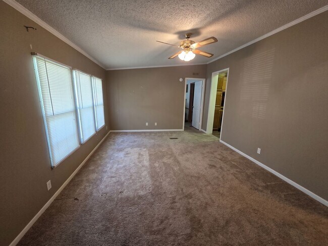 Building Photo - 423 Hallmark Dr