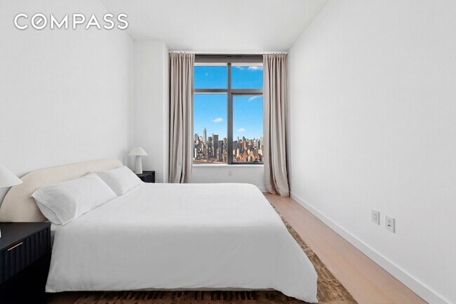 Building Photo - 3 Ct Square W