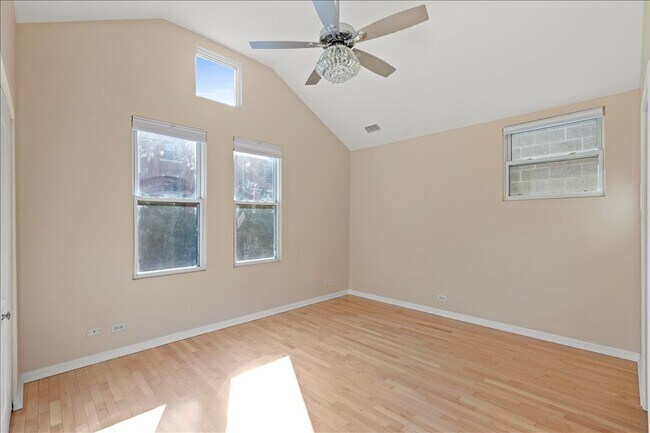 Building Photo - 456 N Green St