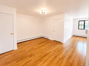 Building Photo - 533 Soundview Ave