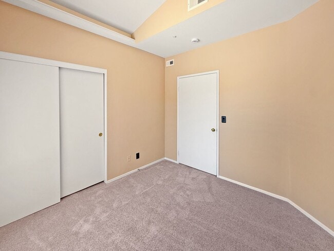 Building Photo - 2-Bedroom Townhome with Loft in Prime El C...