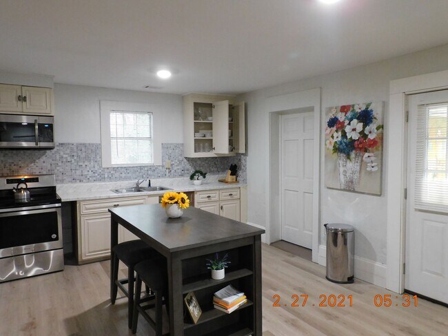 Building Photo - 3 Bedroom/2 Bath Ready Home