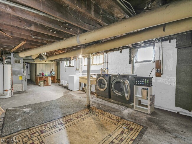 Building Photo - 1353 Phelps Ave