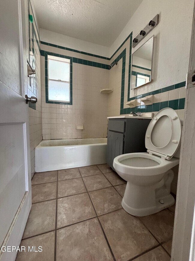 Building Photo - 212 Red Robin Dr