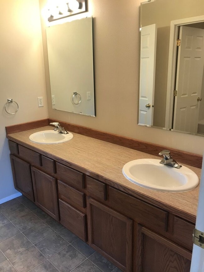 Building Photo - 2 Bedroom 1.5 Bathroom apartment Centrally located