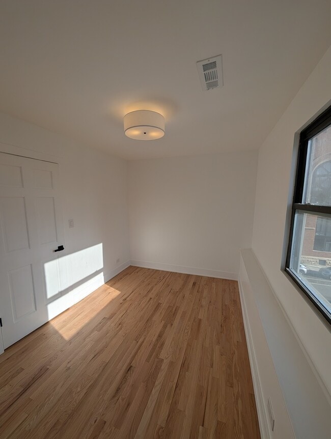 Building Photo - 916 N Noble St