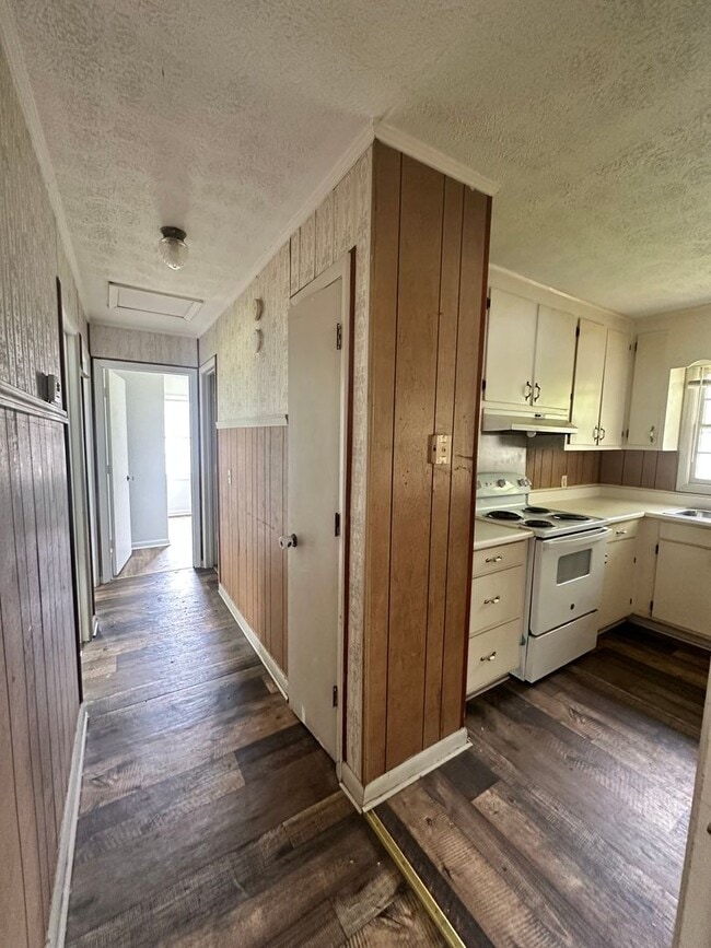 Building Photo - 3 Bed/1.5 Bath Brick Home- Under Renovations