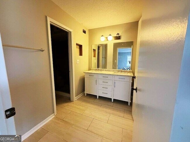 Building Photo - 2928 Parc Lorraine