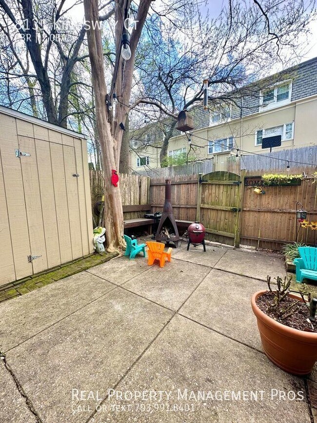 Building Photo - 8131 Kingsway Ct