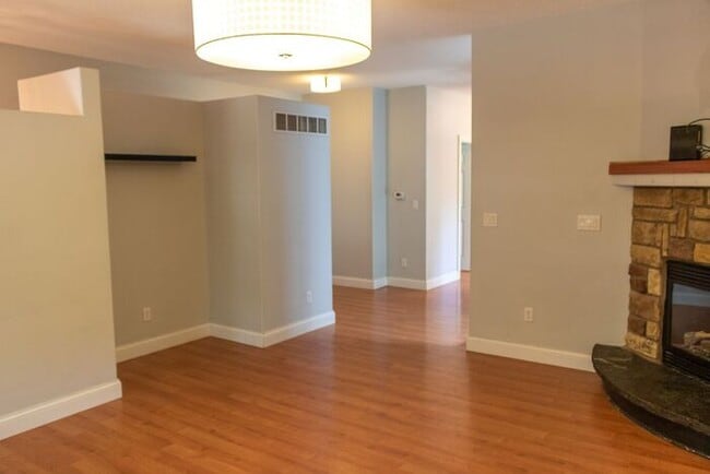 Building Photo - $2,400 | 3 Bedroom, 3.5 Bathroom Multi Flo...