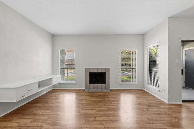 Building Photo - 6602 Harbor Town Dr