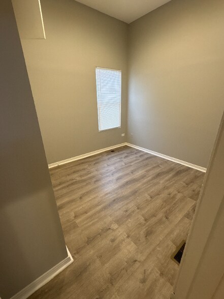 Building Photo - 5906 S La Salle St