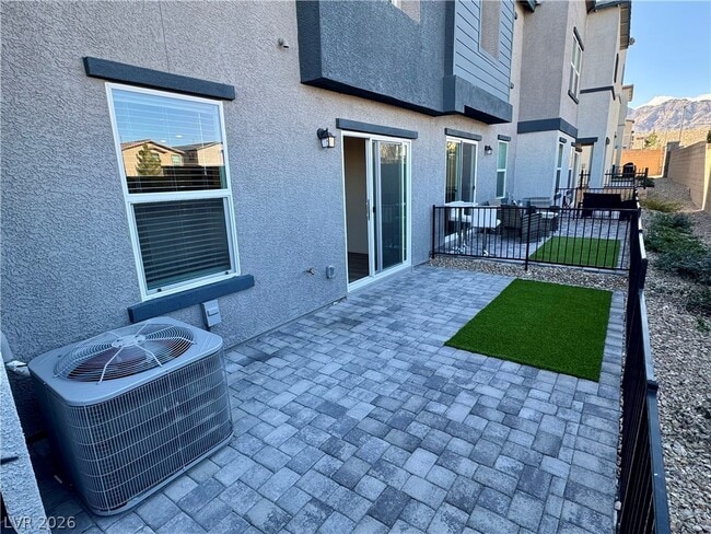 Building Photo - 10920 Rollingford Ave